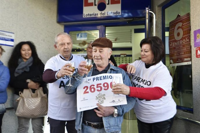 (I-d) José Turpín, José Hernández, y Ramonita Tomas, los dueños de la administración de la localidad de Beniajan (Murcia) que ha repartido parte del número 26590, correspondiente a El Gordo de la Lotería de Navidad, lo celebran a las puertas de su adm