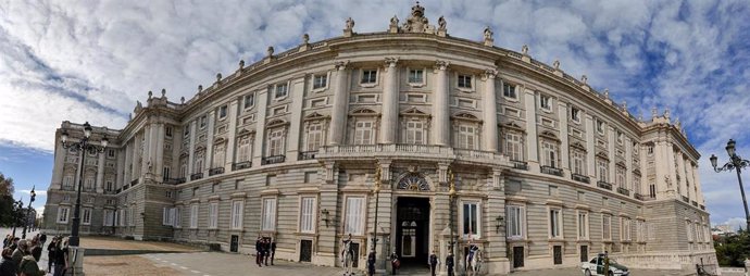 Panorámica del Palacio de Oriente durante el cambio de guardia, en Madrid (España), a 2 de diciembre de 2020.