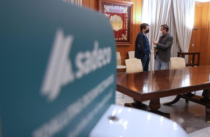 El alcalde de Córdoba, José María Bellido, y el presidente de la empresa municipal Saneamientos (Sadeco), David Dorado.