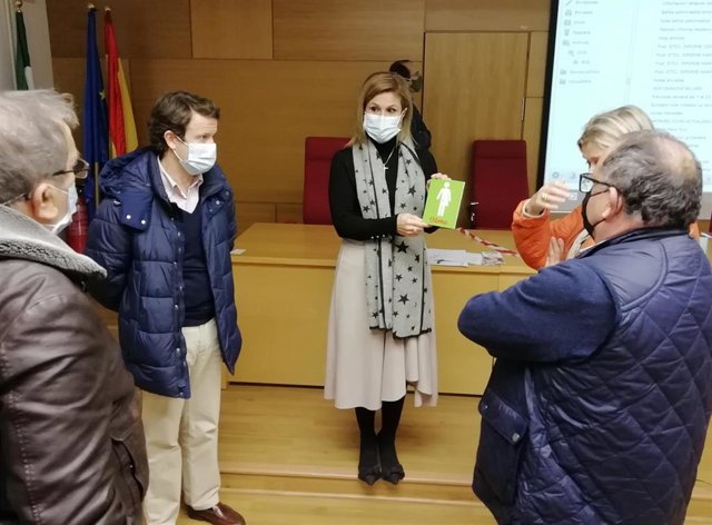 La delegada en la provincia de la Consejería de Salud y Familias, Trinidad Rus, que ha mantenido un encuentro con la asociación de pacientes ostomizados de Jaén