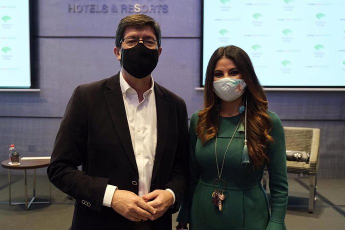 Nuria Rodríguez, delegada territorial de Turismo en Málaga, junto al consejero de Turismo, Regeneración, Justicia y Administración Local, Juan Marín