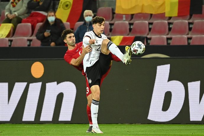 Kai Havertz con Hasan Ali Kaldirim en el Alemania-Turquía