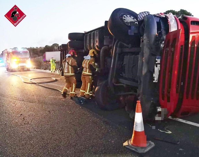 Camión volcado en la A-7