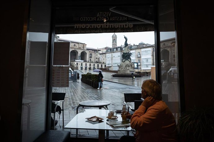 Un cliente en un establecimiento de Vitoria a 12 de diciembre de 2020