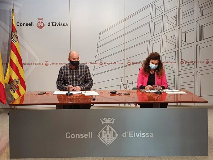 La consellera de Presidencia, Cultura e Igualdad, Pilar Costa, y el presidente del Consell de Ibiza, Vicent Marí, en rueda de prensa.