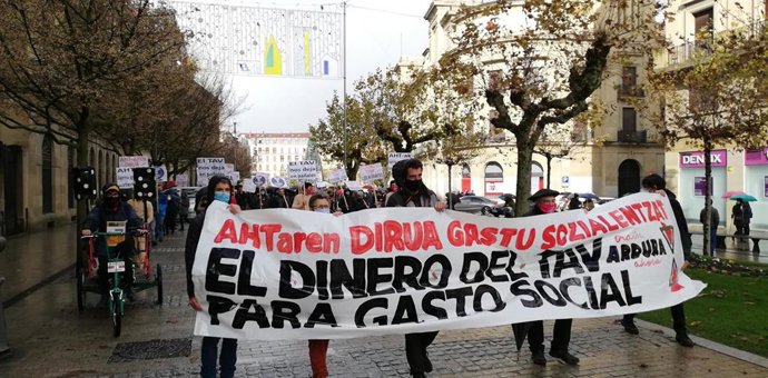 Manifestación en Pamplona para pedir que la inversión del TAV se destine a gasto social