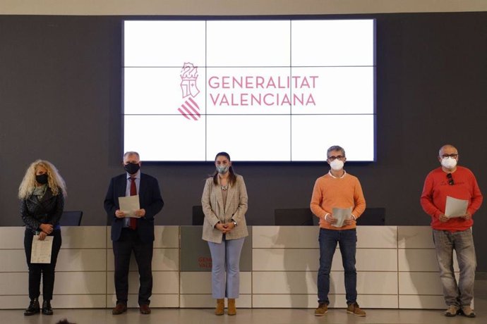 La consellera Mireia Moll junto con representantes de los sindicatos CCOO y UGT, del Comité de Gestión de Cítricos y de la Federació de Cooperatives Agroalimentrie