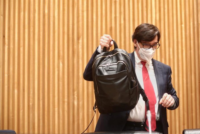 El ministro de Sanidad, Salvador Illa, se dirige a comparecer en la Comisión de Sanidad y Consumo del Congreso de los Diputados, a 10 de diciembre de 2020. 