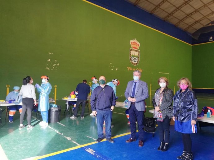 El delegado en Almería de la Consejería de Salud y Familias, Juan de la Cruz Belmonte, en un cribado