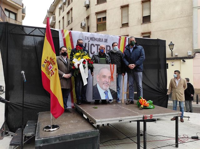 Javier Ortega Smith (VOX) asiste al homenaje en memoria de Víctor Laínez en Zaragoza.
