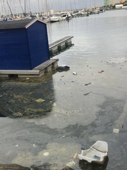 Aguas fecales en el puerto deportivo de La Línea