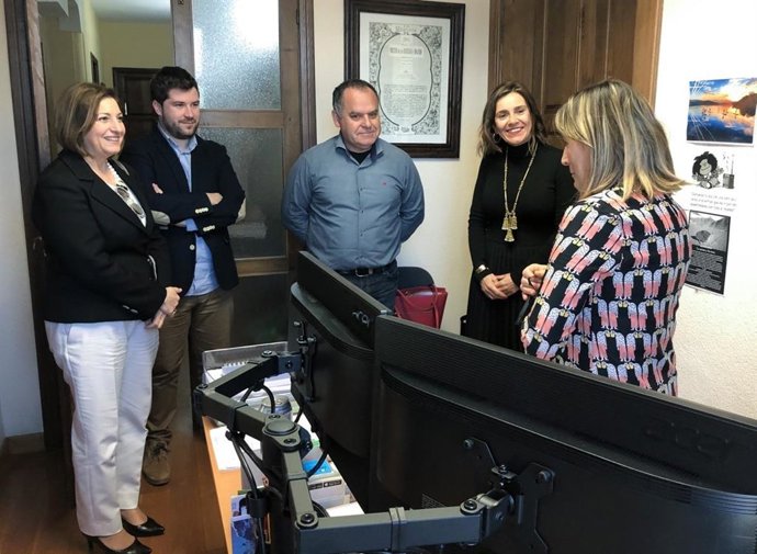 La consejera de Presidencia en una visita realizada al Ayuntamiento de Cabezón de la Sal, tras su incorporación a la red de banda ancha