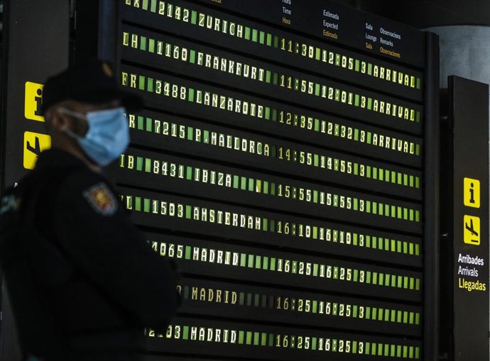 Un agente de Policía en el aeropuerto de Manises