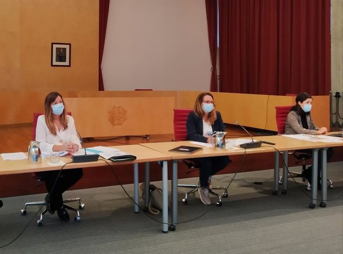 La consellera de Salud y Consumo, Patricia Gómez, y la presidenta del Consell de Menorca, Susana Mora, en rueda de prensa.