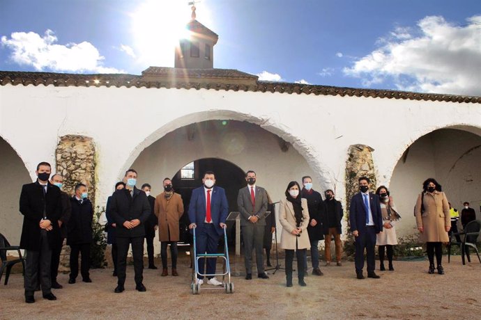 La ministra de Política Territorial y Función Pública, Carolina Darias, junto al alcalde de La Roda, Juan Ramón Amores, en la Posada del Sol