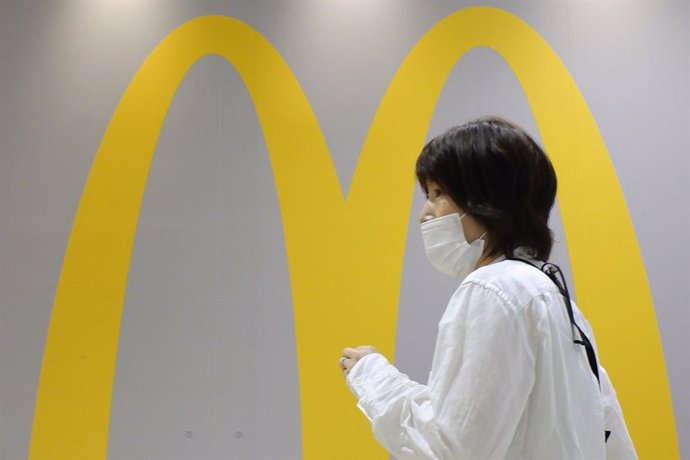 13 July 2020, Japan, Tokyo: A woman wears a protective face mask walks past a McDonald's store at a shopping district. Tokyo on Monday reported 119 new coronavirus infections, falling below 200 for the first time in five days. Photo: James Matsumoto/SOP