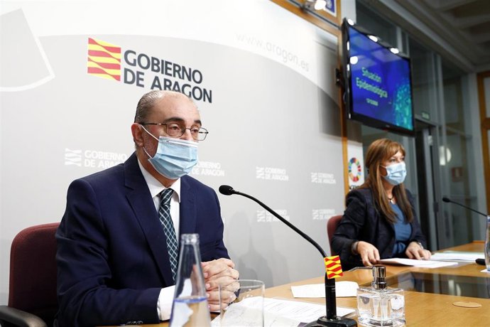 El presidente del Gobierno de Aragón, Javier Lambán, y la consejera de Sanidad, Sira Repollés.