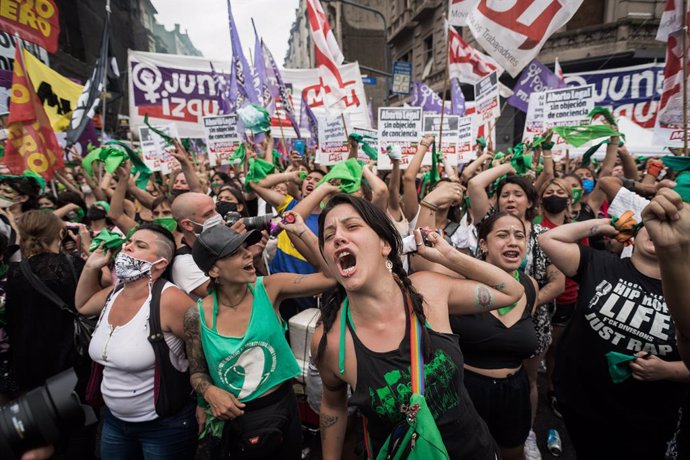 11 December 2020, Argentina, Buenos Aires: People in favour of abortion celebrate outside the National Congress after lawmakers have just approved the project for legal, secure and safe abortion. Photo: Alejo Manuel Avila/Le Pictorium Agency via ZUMA/dpa