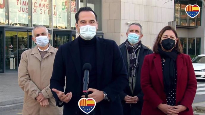 El vicepresidente de la Comunidad de Madrid, Ignacio Aguado, el líder de Cs en Catalunya, Carlos Carrizosa, la líder de Cs en el Ayuntamiento de Barcelona, Luz Guilarte, y el diputado de Cs en el Parlament Jorge Soler, en declaraciones a los medios.