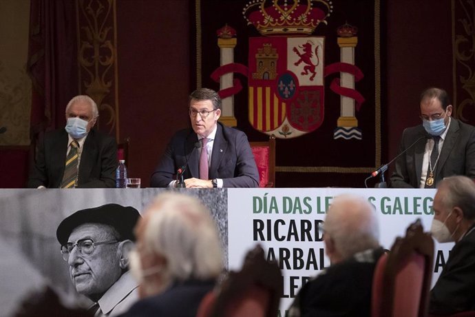 El presidente de la Real Academia Galega, Víctor F. Freixanes, el presidente de la Xunta, Alberto Núñez Feijóo, y el secretario de la RAG, Xosé Henrique Monteagudo, en el pleno del Día das Letras Galegas de 2020, dedicado a Ricardo Carvalho Calero.