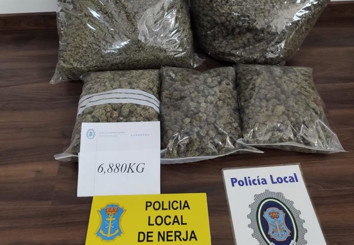Cinco bolsas de marihuana intervenidas por la Policía Local de Nerja