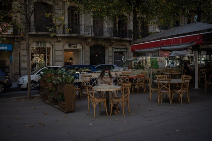 Els bars i restaurants obren a Catalunya després de flexibilitzar-se les mesures per frenar la segona ona de coronavirus, a Barcelona, el 23 de novembre del 2020.