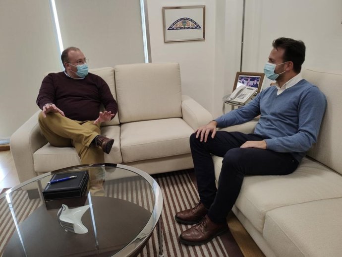 Reunión del secretario general del Partido Popular de Asturias, Álvaro Queipo, con su homólogo del PP de Galicia, Miguel Tellado, en Santiago de Compostela