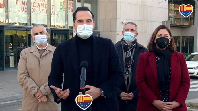 El vicepresident de la Comunitat de Madrid, Ignacio Aguado, el líder de Cs a Catalunya, Carlos Carrizosa, la líder de Cs a l'Ajuntament de Barcelona, Luz Guilarte, i el diputat de Cs en el Parlament Jorge Soler, en declaracions als mitjans.