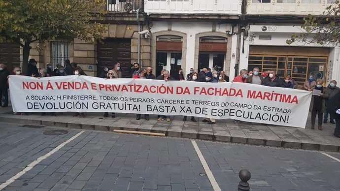 Protesta de la plataforma Defensa do Común para reclamar al Estado que abone la deuda del puerto exterior de A Coruña