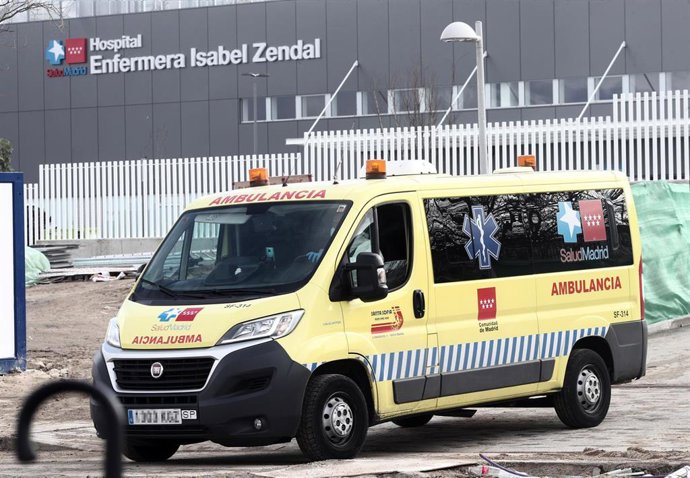 Una ambulancia sale del Hospital público Enfermera Isabel Zendal.
