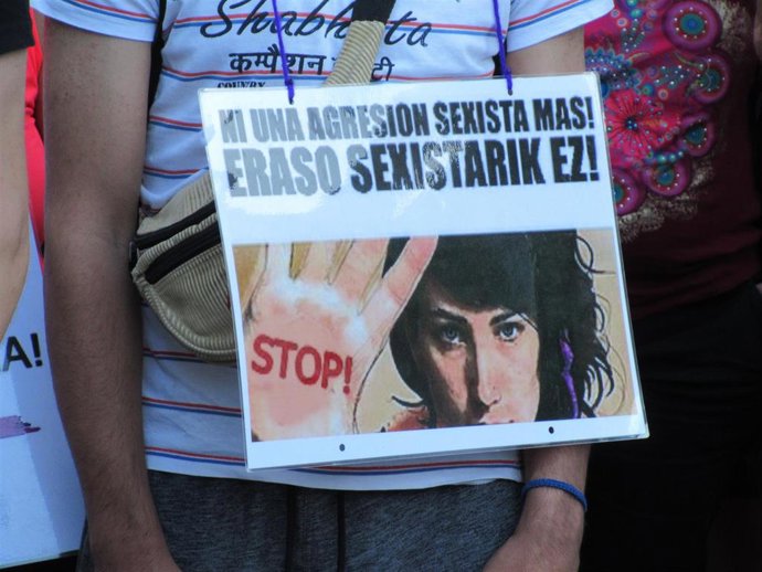 Cartel contra la violencia de género en una concentración en Bilbao (archivo)