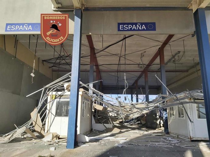 Los Bomberos del SPEIS intervienen para inspeccionar y balizar la terminal aduanera del ferry en el puerto por la caída de su  falso techo en Alicante