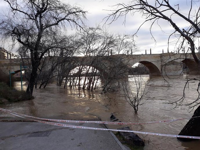 La CHE asegura que se espera una crecida "relativamente importante" del Ebro a su paso por Zaragoza el lunes.