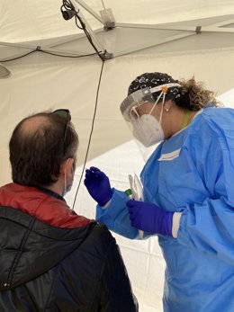 La Sala Apolo de Barcelona acoge este sábado por la tarde un concierto a cuyos asistentes se les ha hecho un test de antígenos horas antes de entrar con el fin de identificar contagios de Covid-19.