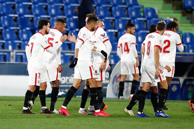 Jugadores del Sevilla FC celebran el gol de Etxeita en propia meta tras un centro de Suso