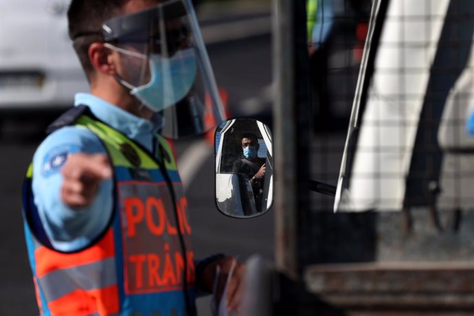 Un policía con mascarilla en Portugal en un control por las restricciones impuestas por el coronavirus