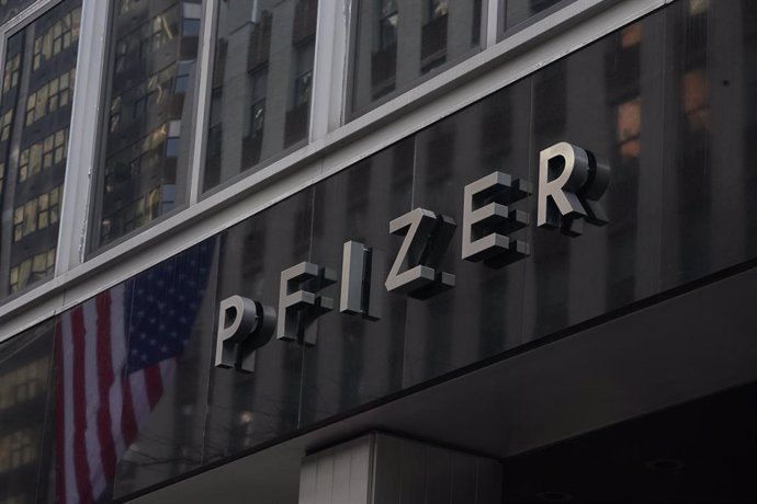 11 December 2020, US, New York: A view of the headquarters of Pfizer Inc. The USFood and Drug Administration (FDA) is moving closer to approving emergency use of a Coronavirus (Covid-19) vaccine produced by Pfizer and BioNTech. Photo: Bryan Smith/ZUMA 