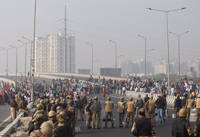 08 December 2020, India, New Delhi: Indian Security forces are deployed as farmers block a highway in Delhi to protest against the newly passed agricultural bills. Photo: Amarjeet Kumar Singh/SOPA Images via ZUMA Wire/dpa
