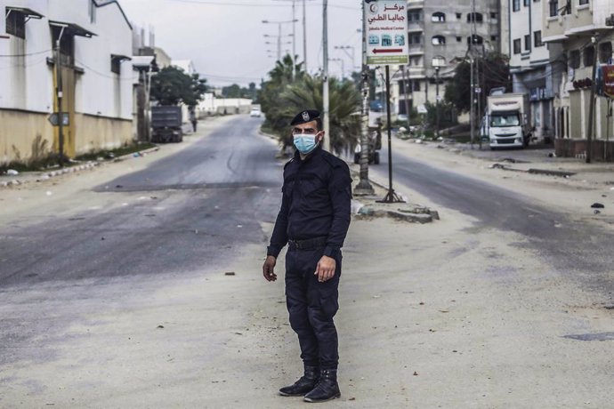 12 December 2020, Palestinian Territories, Gaza City: A Plaestinian policeman stands in an empty street during a two-day lockdown to curb the spread of the coronavirus. Photo: Mahmoud Issa/Quds Net News via ZUMA Wire/dpa