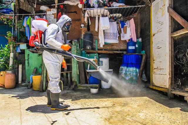 Un operario desinfecta las calles en la favela Santa Marta en el sur de Río de Janeiro.