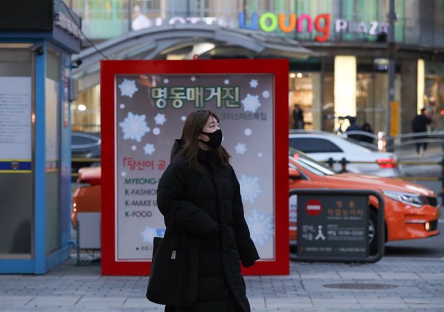 Una mujer pasea por el área comercial del barrio de Myeongdong, en Seúl, la capital de corea del Sur.