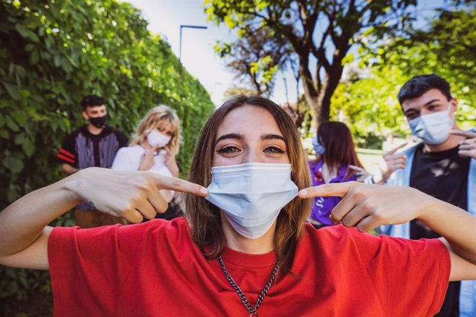 Adolescentes con mascarillas.