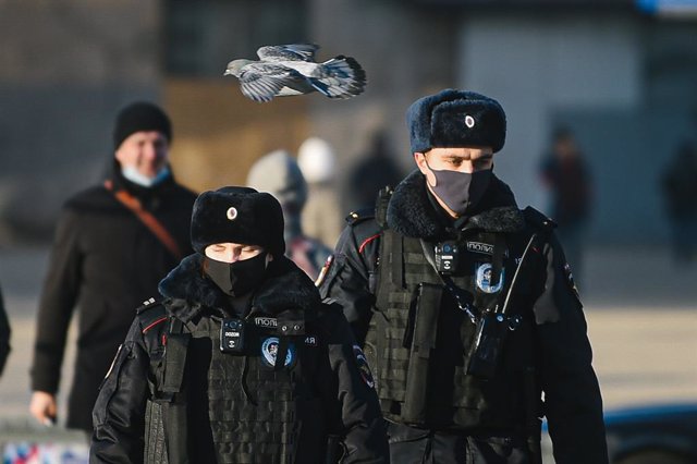 Dos policías con mascarilla en una calle de Moscú