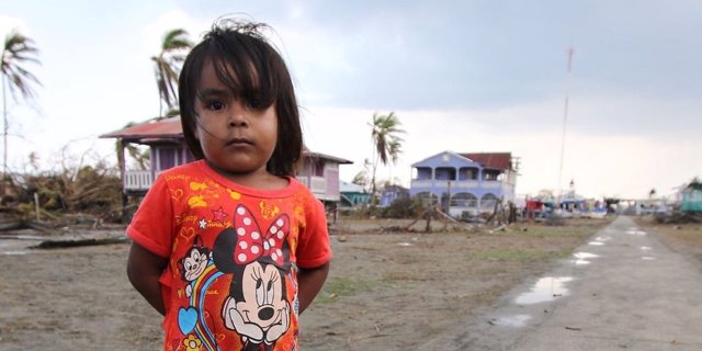 Una niña afectada por el paso de los huracanes 'Eta' e 'Iota' por Centroamérica.