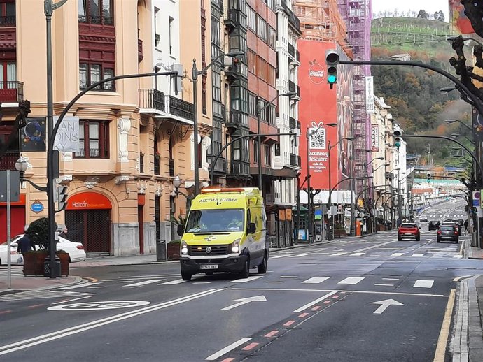 Una ambulancia circula por la Alameda Rekalde, en Bilbao