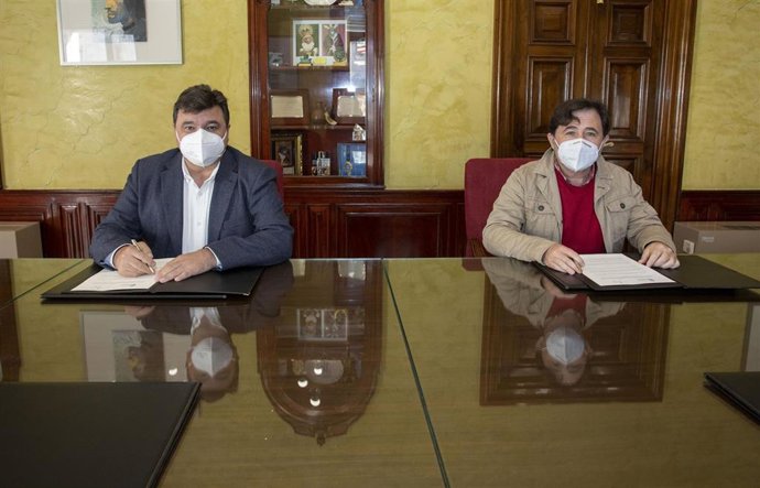 El alcalde de Huelva, Gabriel Cruz, y el presidente de la Asociación INvisible, Óscar Toro, han firmado un convenio de colaboración para la implementación de la Agenda 2030 en la ciudad, a través del proyecto 'Huelva Sostenible'.