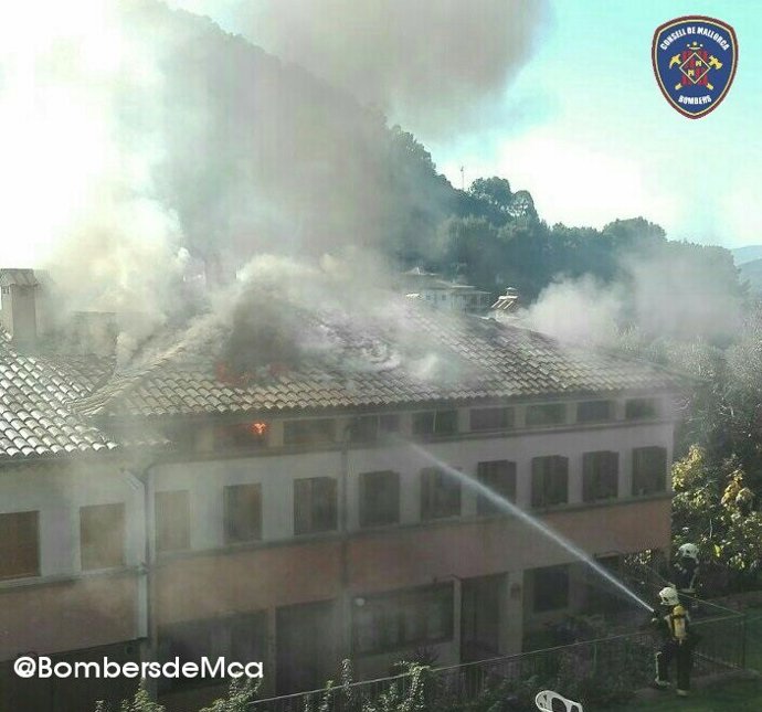 Los bomberos trabajando en la vivienda incendiada en julio de 2019 en Bunyola.