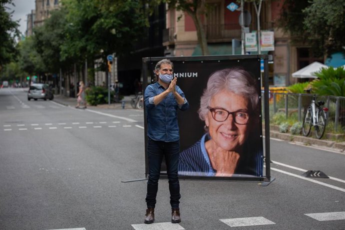 El presidente de mnium Cultural, Jordi Cuixart, junto a una foto de la expresidenta de la entidad Muriel Casals.