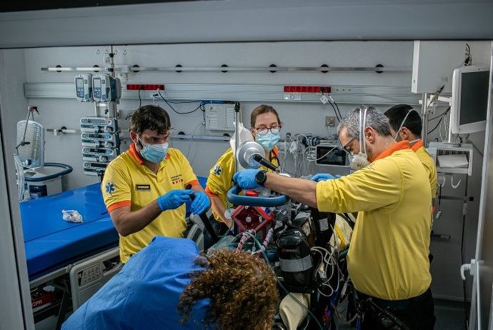 Professionals del SEM atenen a un pacient crític complex