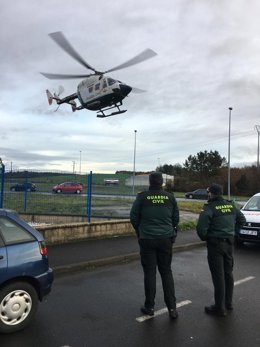 Un helicóptero de la Guardia Civil despega del polígono de Baio, en Zas (A Coruña), durante el dispositivo de búsqueda de un vecino desaparecido
